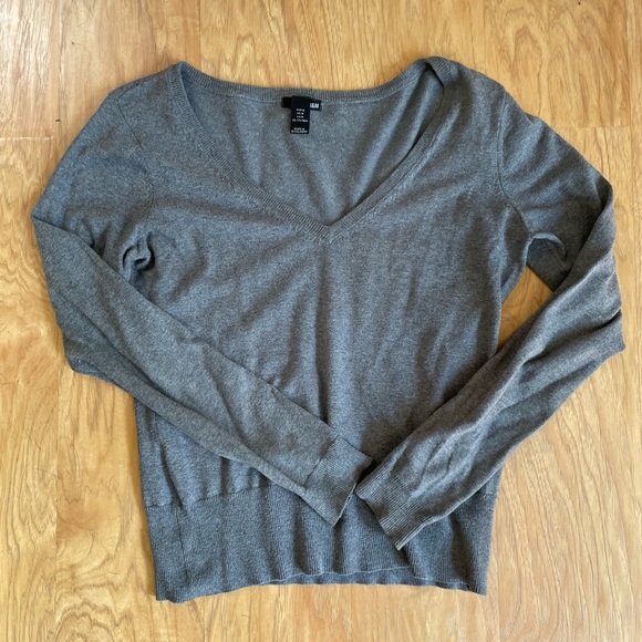 H&M light weight knit sweater - Picture 1 of 3